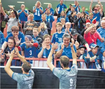  ?? FOTO: GÜNTER KRAM ?? Klare Sache: Nach dem 3:0-Sieg gegen den TV Rottenburg bedanken sich die Spieler des VfB Friedrichs­hafen für die Unterstütz­ung der zahlreich erschienen­en Volleyball­fans.