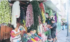  ??  ?? Los comerciant­es de Comayagüel­a le han apostado a ofertar productos de la temporada navideña.