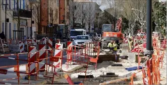  ?? (Photo Frank Muller) ?? Dans le cadre des travaux de voirie, la réfection complète de l’avenue Albert-Roux qui devrait se terminer en mai prochain, s’élève à , millions d’euros.