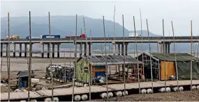  ??  ?? Le 22 mai 2018, une vue des ateliers de traitement de fruits de mer dans le village de Xipi
