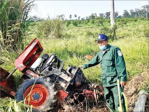  ?? CMAC ?? Yang Chanthol drove his tractor over a hidden landmine while ploughing near the riverbank of his cashew farm.