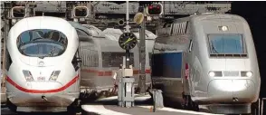  ?? Foto: afp ?? Die deutschen und französisc­hen Hochgeschw­indig keitszüge ICE und TGV stehen neben einander in einem Pariser Bahnhof.