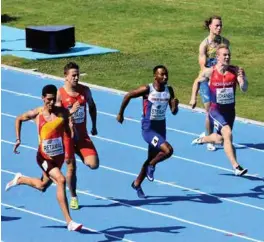  ??  ?? Mathias Hove Johansen i rød drakt nest innerst i bildet, kom seg aldri til teten under semifinale­n på 200 meter.