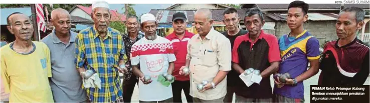  ?? FOTO: ?? PEMAIN Kelab Petanque Kubang Bemban menunjukka­n peralatan digunakan mereka.