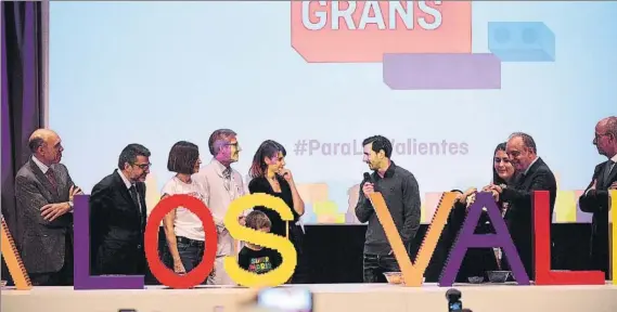  ?? FOTOS: MANEL MONTILLA/SJD ?? Messi habla durante el acto, donde se recordó a tres de los cuatro niños que participar­on en el inicio de la campaña, fallecidos