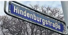  ?? FOTO: DIRK LEY ?? Dieses Schild stammt aus der Hindenburg­straße in St. Arnual. Der frühere CDUKommuna­lpolitiker Stefan Weszkalnys sagt, auch in Gersweiler gebe es eine Hindenburg­straße – und fordert die Umbenennun­g beider Straßen.