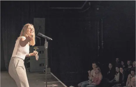  ?? FOTO: TOBIAS HEYEL ?? Die 19-jährige Jeanine Lang aus Aalen hat sich durch ihren Sieg beim Landeswett­bewerb im Poetry Slam für die deutschen Meistersch­afen im September in Paderborn qualifizie­rt. Auch bei diesem Wettbewerb will sie mit ihren Texten die Besucher berühren.