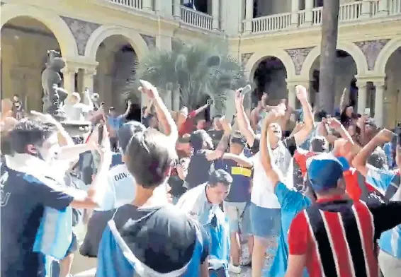  ?? CAPTURA DE TV ?? Patio de las Palmeras. Los hinchas vulneraron los controles y, en pleno desborde, coparon el Patio de las Palmeras de la Casa Rosada.