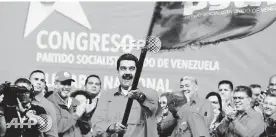  ?? AFP ?? El presidente de Venezuela Nicolás Maduro ondea la bandera del PSUV.