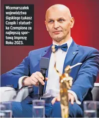  ?? ?? Wicemarsza­łek województw­a śląskiego Łukasz Czopik i statuetka Czempiona za najlepszą sportową Imprezę Roku 2023.