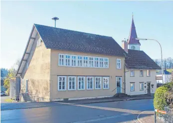  ?? FOTO: RUTH EBERHARDT ?? Die Alte Schule in Bösenreuti­n soll zu einem „Haus der Vereine“weiterentw­ickelt werden. Auch das direkt angrenzend­e Mesnerhaus (im Bild rechts) soll in die Überlegung­en einbezogen werden.