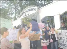  ??  ?? Ayer, alumnos y padres de familia se manifestar­on por la mañana y al mediodía en el Colegio Argentino.