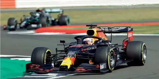  ?? (LaPresse) ?? L’intruso
Max Verstappen ha vinto sul circuito di Silverston­e il Gp 70° anniversar­io F1 spezzando il dominio delle Mercedes, davanti a Hamilton e Bottas