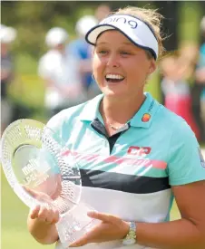  ??  ?? La golfeuse canadienne Brooke Henderson a remporté une bourse de 300 000$ US, diamnche. Associated Press: Cory Olsen