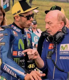  ?? LIVERANI ?? Valentino Rossi, 38 anni, col capotecnic­o Silvano Galbusera