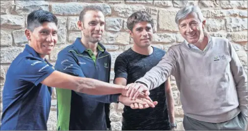  ??  ?? TRIDENTE. Nairo, Valverde y Landa posan junto a Eusebio Unzué, mánager del Movistar y encargado de gestionar su convivenci­a en el equipo.