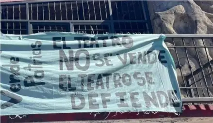 ?? ToMAdA dE FAcEBooK ?? En las instalacio­nes del Teatro Arnoldo Herrera, en Sabana Norte, se colocó una manta con un mensaje de protesta de padres, exalumnos y otras personas cercanas al Conservato­rio.