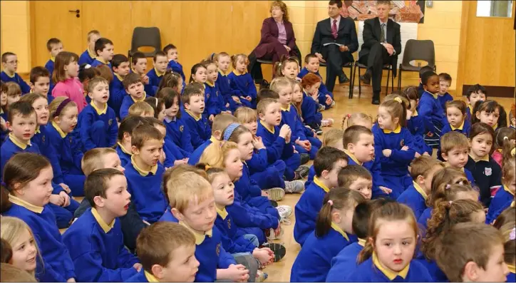  ??  ?? Pupils from Gaelscoil Dhun Dealgan pictured during the visit of Eamon O’Cuiv TD, An tAire Stait don Chultuir, don Oidhreacht, don Ghaletacht and do na hOileain to the school.