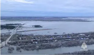  ?? ?? Eine Luftaufnah­me des überschwem­mten Gebiets am Fluss Tobol in der Region Kurgan zeigt den Ausmaß der Über  utung.