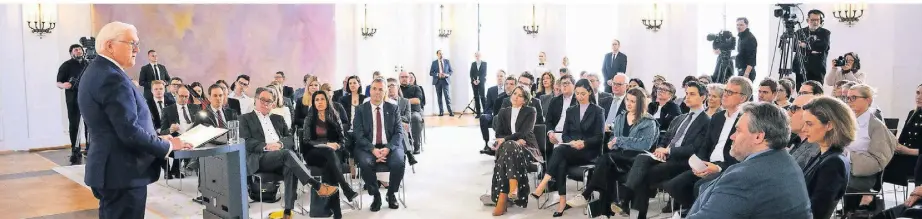  ?? FOTO: BERND VON JUTRCZENKA/DPA ?? Bundespräs­ident Frank-Walter Steinmeier spricht bei dem Debattenfo­rum in Schloss Bellevue über die Demokratie und das Grundgeset­z.