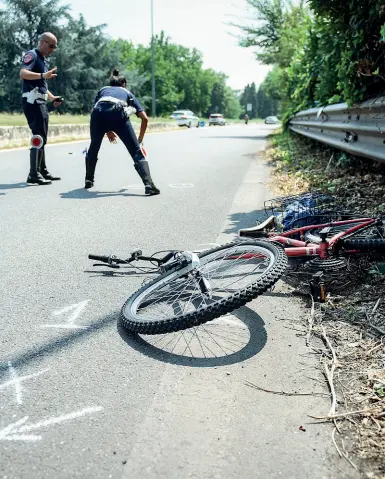  ?? (Furlan) ?? I rilievi La bicicletta della vittima dell’incidente in via Virgilio Ferrari, un albanese di 64 anni: l’uomo è in fin di vita