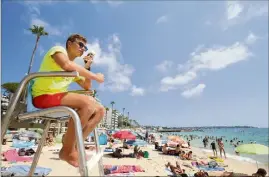  ?? (Photo Sébastien Botella) ?? Les nageurs-sauveteurs ont constaté plusieurs cas, au cours du week-end écoulé, sur les plages publiques de Juan-les-Pins.