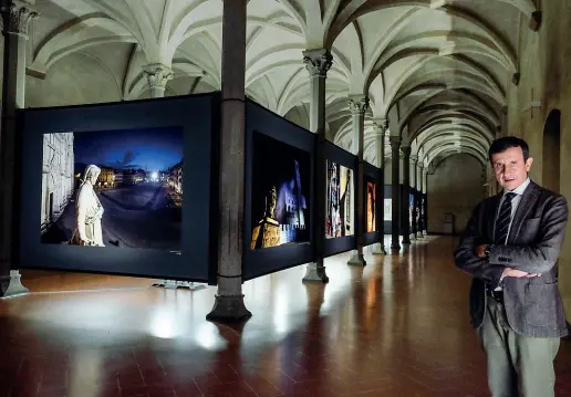  ??  ?? Da sapere «Dante 700. Un ritratto di Dante e i luoghi del poeta nelle fotografie di Massimo Sestini» è la mostra, aperta da oggi al 6 gennaio al Refettorio di Santa Maria Novella, che il fotoreport­er fiorentino (nella foto) dedica all’Alighieri. Curata da Sergio Risaliti è stata realizzata con la consulenza del professor Domenico De Martino