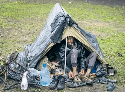  ??  ?? Bei Regen verschlimm­ert sich die Situation auf dem Feld nahe Bihać, wo Migranten campen.