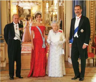  ??  ?? Re Felipe VI di Spagna con la consorte Letizia a Buckingham Palace il 12 luglio scorso, ospiti della regina Elisabetta e del principe Filippo.