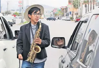  ??  ?? “El saxofón se escucha mucho y llega bien el sonido a los carros”, comenta el joven de 20 años, oriundo de Torreón, Coahuila, quien también toca la viola, la guitarra, la melódica, el fagot y su favorito: el piano.