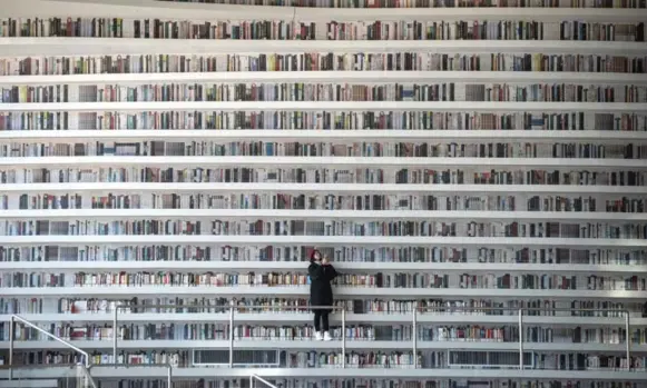  ?? FRED DUFOUR/AFP/GETTY IMAGES ?? Libraries around the world are reconsider­ing their relationsh­ip with books. This futuristic Chinese library is a visual delight, but the book spines are mostly images printed on aluminum plates.
