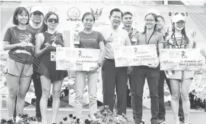  ?? ?? BERJAYA: Lee bersama lima pemenang teratas Kategori Perempuan Kebangsaan 42km.