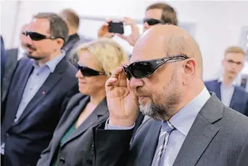  ?? FOTO: DPA ?? Martin Schulz trägt bei einem Besuch der Stadtwerke München eine Schutzbril­le.