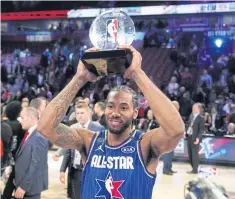  ?? USA TODAY SPORTS ?? Kawhi Leonard hoists the Kobe Bryant MVP Award trophy.