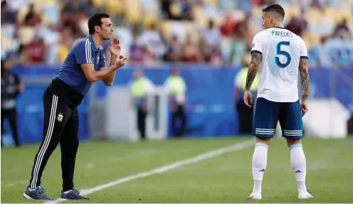  ?? Foto: imago images/Antonio Lacerda ?? Argentinie­ns neuer Nationaltr­ainer Lionel Scaloni (l.) setzt auf neue und jüngere Spieler wie Leandro Paredes.