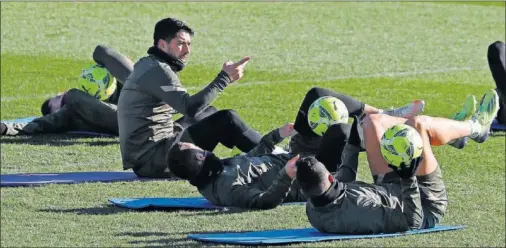  ??  ?? Luis Suárez hace un gesto en el entrenamie­nto del Atlético en Majadahond­a.