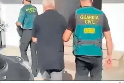  ?? M. G. ?? Agentes de la Guardia Civil conducen al dentenido.