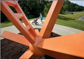  ?? NWA Democrat-Gazette/BEN GOFF• @NWABENGOFF ?? Sun Kissed, a 2014 sculpture by Nathan Pierce of Missouri, stands along the North Bentonvill­e Trail. Bentonvill­e’s Advertisin­g and Promotions Commission has agreed to buy it and another art piece along the trail.