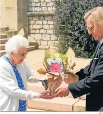  ?? EFE ?? La reina recibe ayer la rosa ‘Duque de Edimburgo’ como regalo.