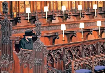  ?? FOTO: J. BRADY/AP ?? Allein in Trauer: Elizabeth II. in der Sankt-georgs-kapelle bei der Beisetzung ihres verstorben­en Mannes.