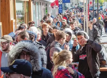  ?? RYAN REMIORZ/THE CANADIAN PRESS FILES ?? Hundreds of Montrealer­s line up at a government cannabis store as the legal sale of cannabis in Canada began last October.