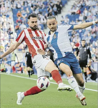  ?? FOTO: PEP MORATA ?? Pablo Insua y Martin Braithwait­e, pugnando por el balón durante el encuentro de ayer