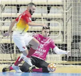  ?? GABRIEL UTIEL ?? Juan Emilio anota el primer gol de El Ejido tras regatear a Marcos Ferreyra.