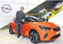  ?? FOTO: PRODUSENTE­N ?? KLOPP: Liverpool-manager Jürgen Klopp er sponset av Opel og stilte opp sammen med den elektriske versjonen av Opel Corsa.