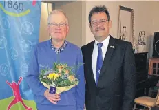  ?? FOTO: ETV ?? Heinz Dickert, Sozial- und Wanderwart des TV Erkelenz, wurde zum Ehrenmitgl­ied ernannt. Es gratuliert­e Vorsitzend­er Peter Peidl (r.).