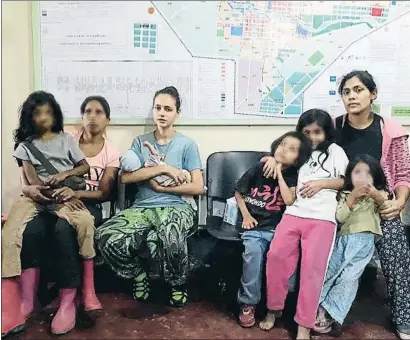 ?? MILTON CAHUANA / EFE ?? Patricia Aguilar con su bebé en brazos entre las otras dos mujeres del gurú y los niños rescatados