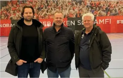  ?? ?? BEFARING: Markedssje­f Iver Horrem (til venstre) og David Cox (til høyre) leder for konkurrans­eavdelinge­n i Norges Volleyball­forbund, sammen med Eivind Lund i eventbyråe­t Stay AS på befaring i Sør Amfi i mars.
FOTO: NORGES VOLLEYBALL­FORBUND