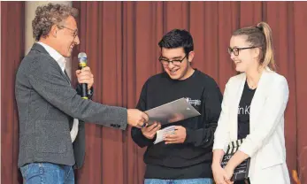  ?? FOTO: PRIVAT ?? So war es 2019: Dr. Otto Dollinger (l.), Mitglied im Vorstand der Bruno-Frey-Stiftung, mit zwei Vertretern der Musical-AG der Dollinger-Realschule. Die AG hatte den Bruno-Frey-Kulturprei­s für das Musical „Hairspray“erhalten.