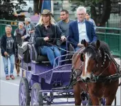  ??  ?? Le maire André Ipert mène le défilé des sonnailles aux côtés de Julia Bonnet.