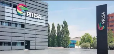  ??  ?? La fachada de uno de los edificios de PRISA con sus logos corporativ­os.